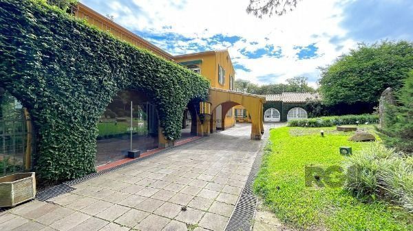 Casa em Porto Alegre, no bairro Pedra Redonda, com 7 dormitório(s), e 7 banheiro