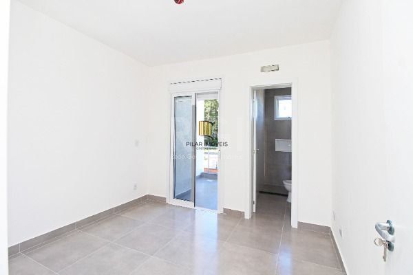 Casa em Porto Alegre, no bairro Hípica, com 2 dormitório(s), e 2 banheiros, à ve