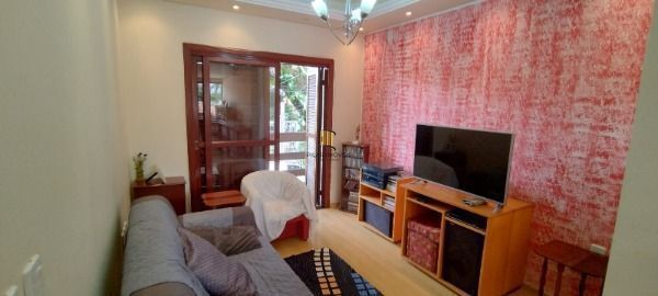 Casa em Porto Alegre, no bairro Nonoai, com 6 dormitório(s), e 6 banheiros, à ve