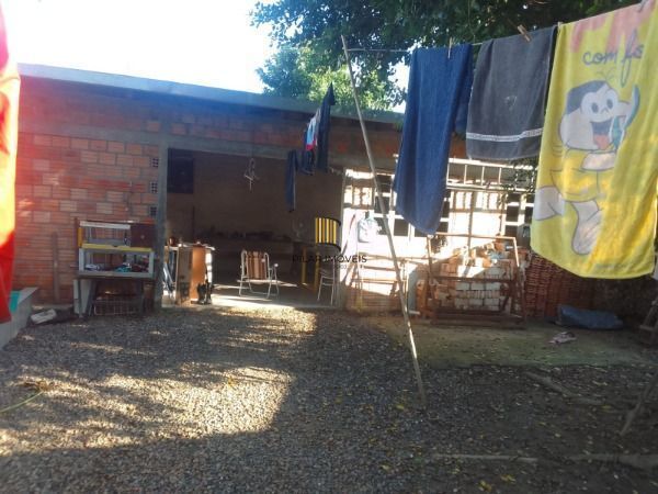 Casa em Porto Alegre, no bairro Guarujá, com 2 dormitório(s), e 2 banheiros, à v