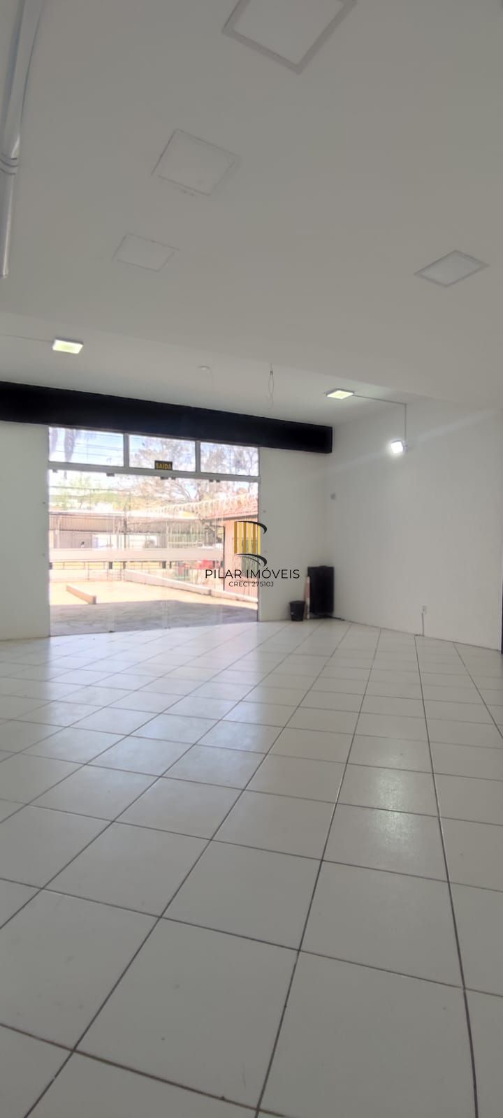 Ótima loja com mezanino, em ótima localização com estacionamento.