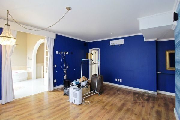 Casa em Porto Alegre, no bairro Pedra Redonda, com 7 dormitório(s), e 7 banheiro