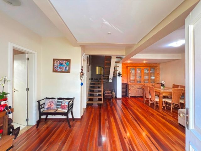 Casa em Condominio fechado com 4 dormitórios e 1 suíte.