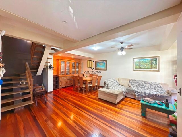 Casa em Condominio fechado com 4 dormitórios e 1 suíte.