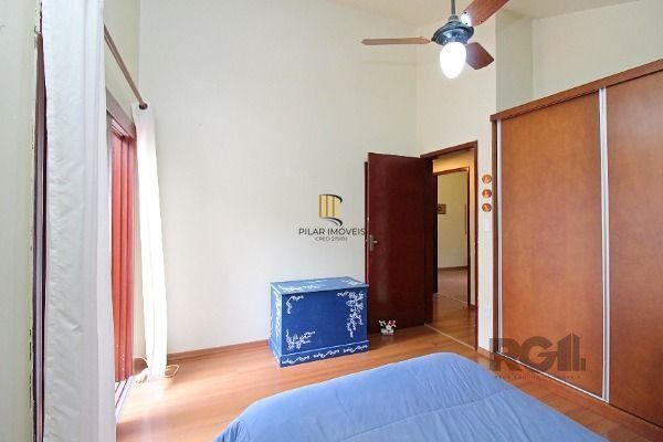 Casa em Porto Alegre, no bairro Guarujá, com 3 dormitório(s), à venda.