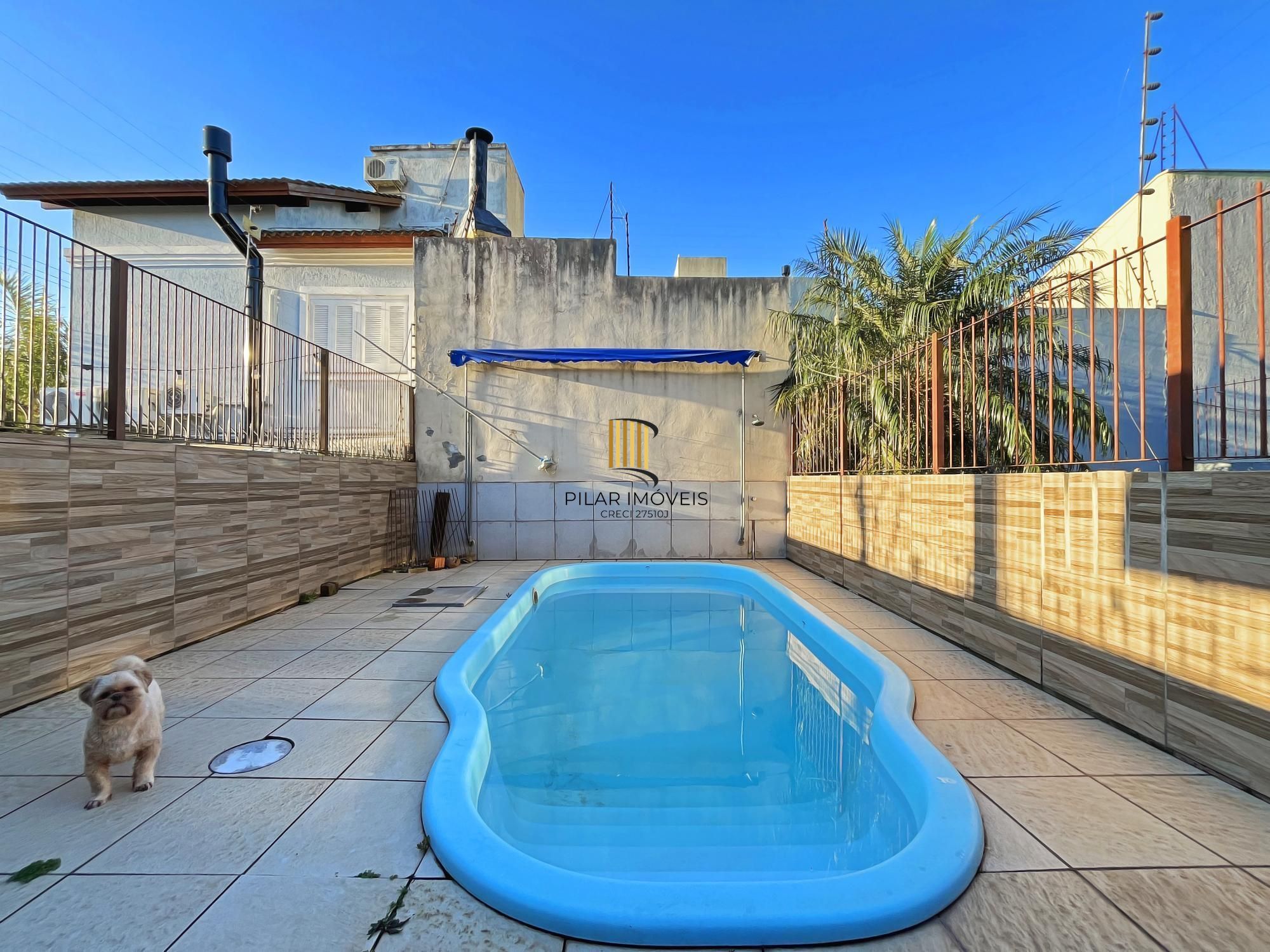 Residência com 4 dormitórios sendo 1 suites no Bairro Guarujá.