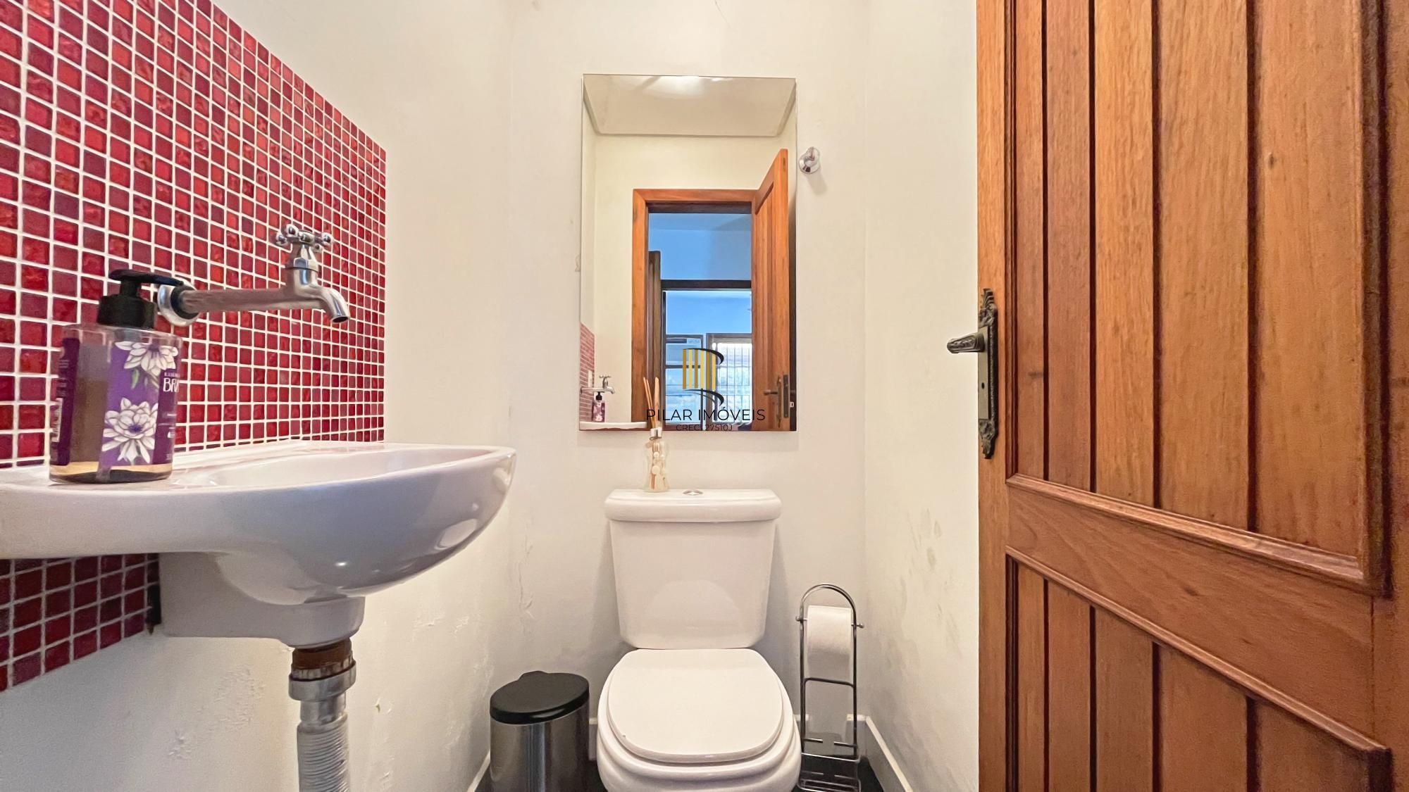 Casa 3D com 2 suítes e piscina.