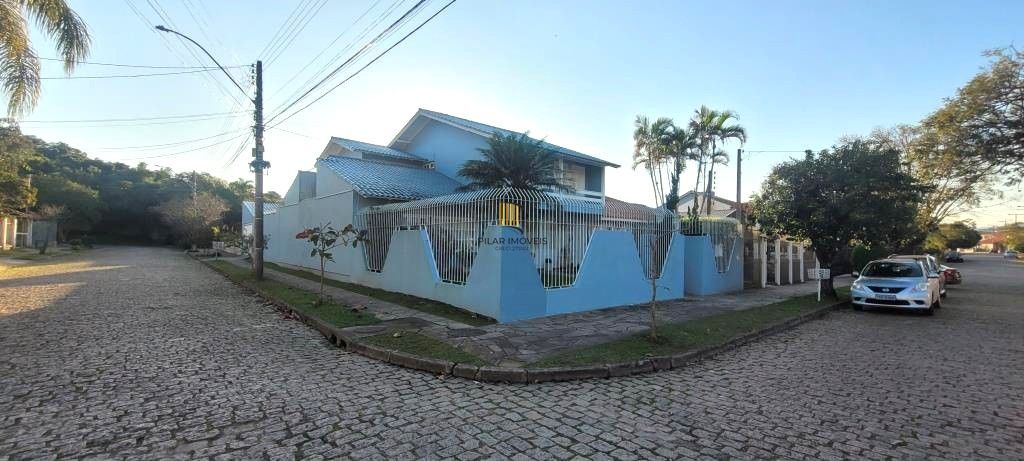 Excelente Casa de Esquina no Residencial Bahamas – Ipanema, com 351m² privativos, 4 dormitórios e duas vagas de garagem.