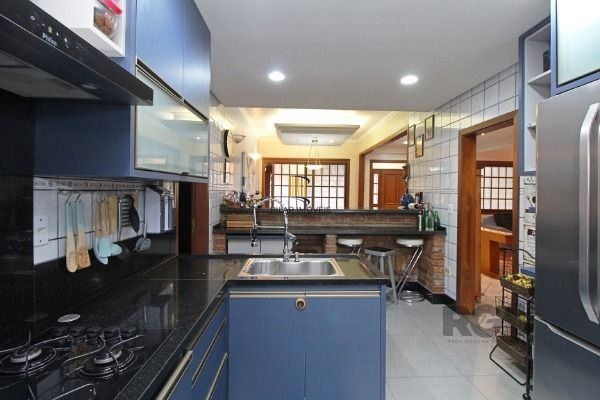 Casa em Porto Alegre, no bairro Guarujá, com 3 dormitório(s), e 3 banheiros, à v