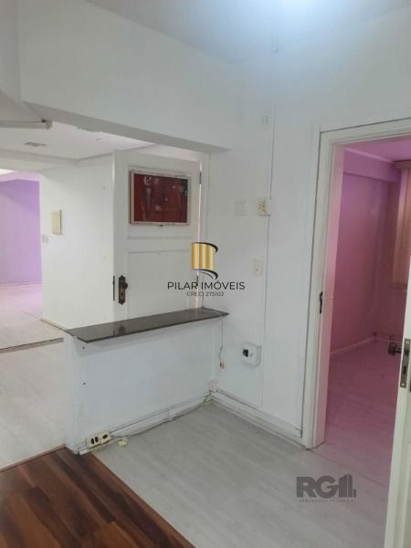 Conjunto/Sala em Porto Alegre, no bairro Centro Histórico, e 0 banheiros, à vend