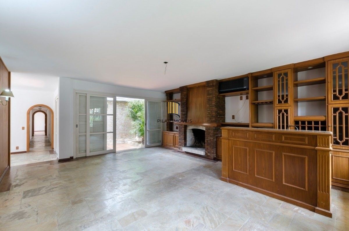 Excelente residência térrea com 272m² de área privativa, com 4 domritórios e 6 vagas de garagem, localizada no bairro Vila Assunção.