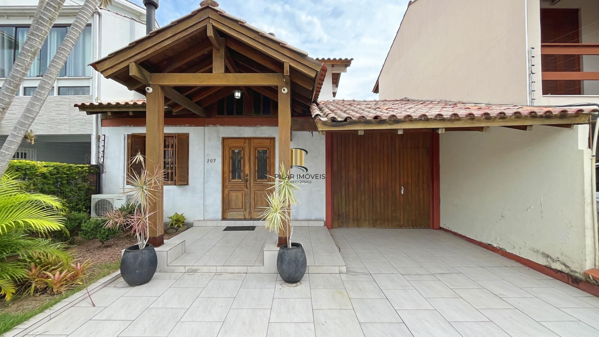 Casa 3D com 2 suítes e piscina.