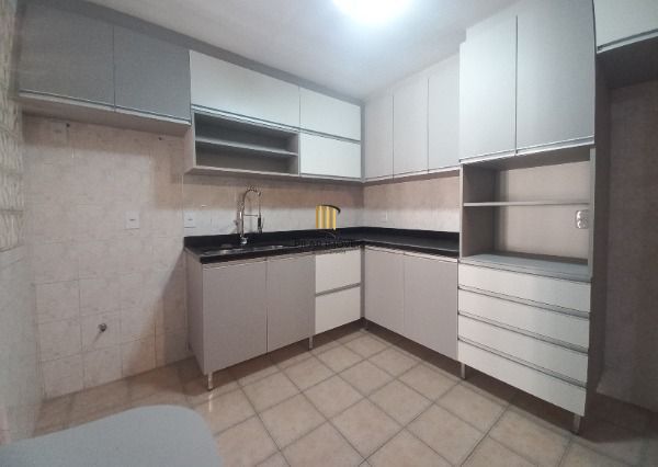 Casa em Porto Alegre, no bairro Ipanema, com 3 dormitório(s), e 3 banheiros, à v