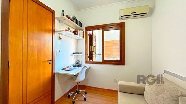 Casa Condominio em Porto Alegre, no bairro Guarujá, com 2 dormitório(s), e 2 ban