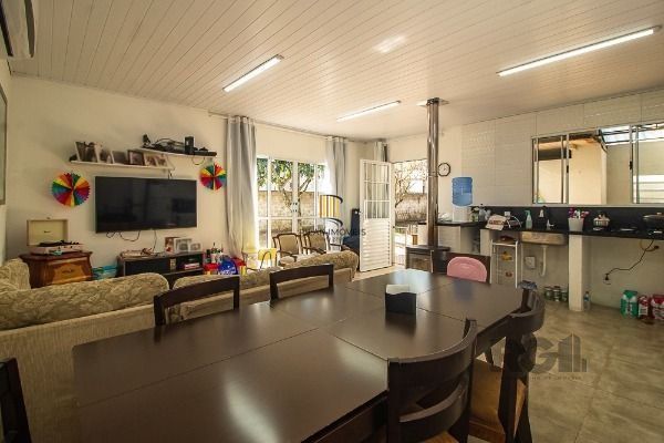 Casa em Porto Alegre, no bairro Vila Nova, com 6 dormitório(s), e 6 banheiros, à