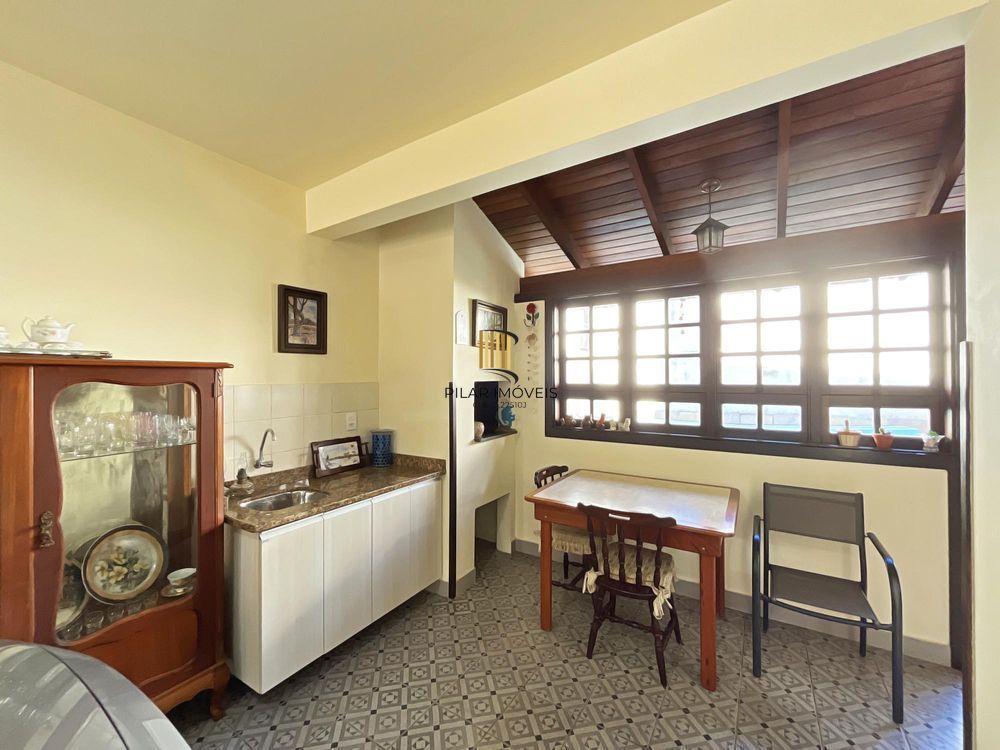 Ótima residência com 3 dormitórios, sendo 1 suíte, lareira e piscina.