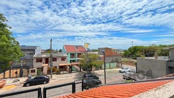 Casa em Porto Alegre, no bairro Tristeza, com 3 dormitório(s), e 3 banheiros, à 