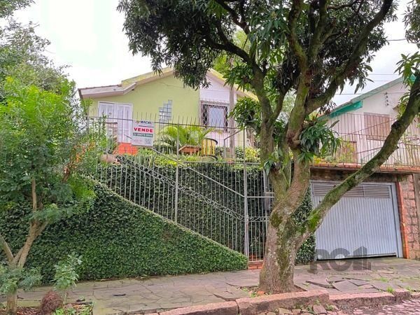 Casa em Porto Alegre, no bairro Cavalhada, com 4 dormitório(s), e 4 banheiros, à