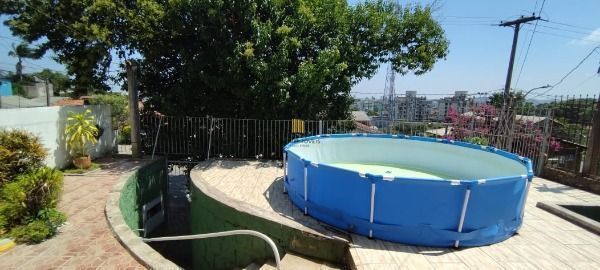 Casa em Porto Alegre, no bairro Tristeza, com 3 dormitório(s), e 3 banheiros, à 