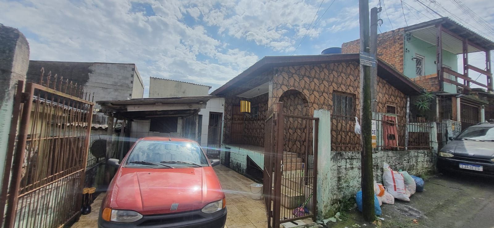 Casa em Porto Alegre, no bairro Vila Nova, com 3 dormitório(s), e 3 banheiros, à - Pilar Imóveis