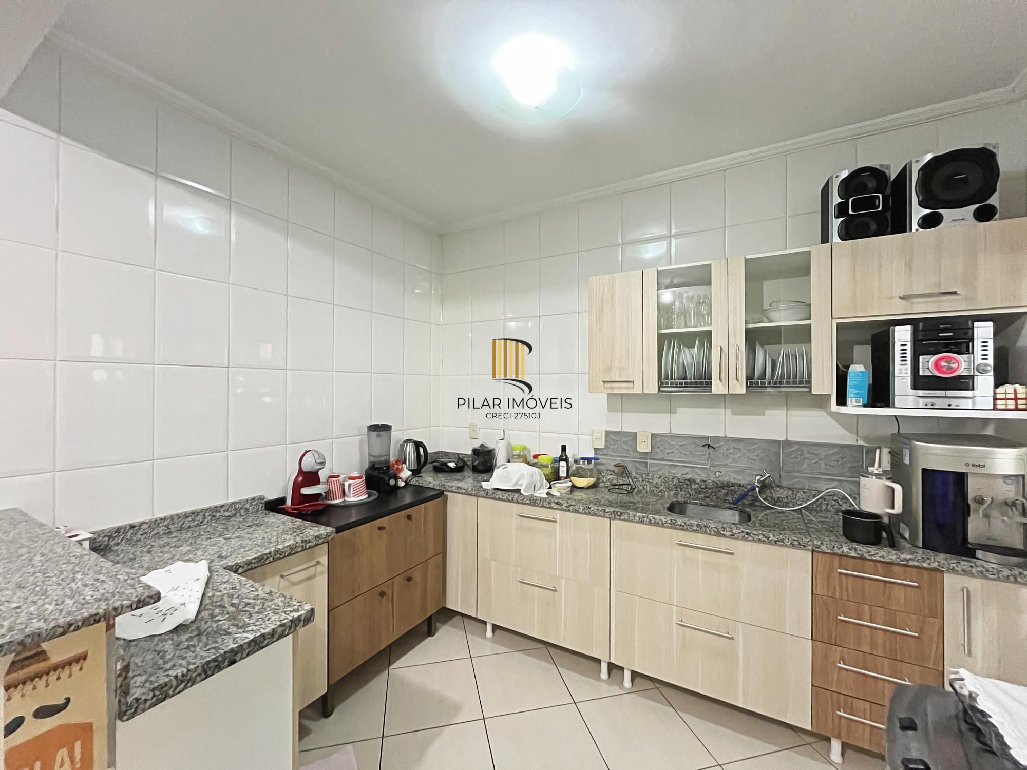 Residência com 4 dormitórios sendo 1 suites no Bairro Guarujá.