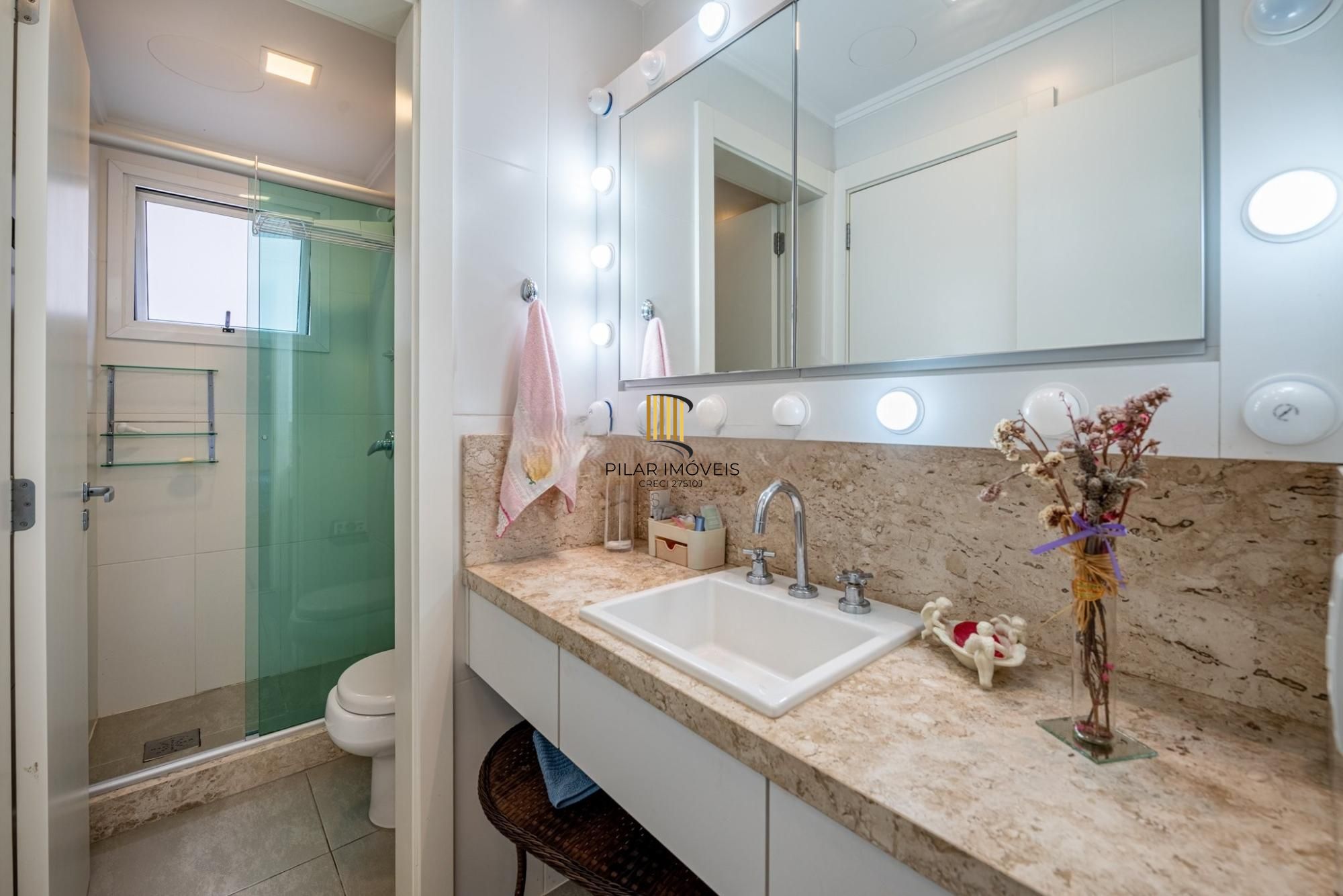 Apartamento Garden com 3 dormitórios, 1 suíte e 3 vagas, no coração do bairro Menino Deus!