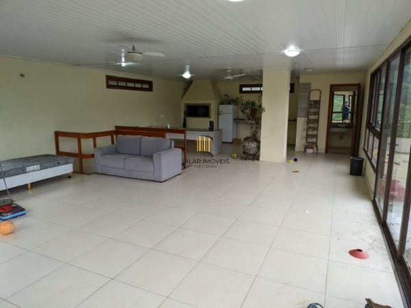 Casa em Porto Alegre, no bairro Vila Nova, com 4 dormitório(s), e 4 banheiros, à