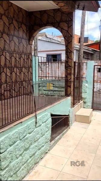Casa em Porto Alegre, no bairro Vila Nova, com 3 dormitório(s), e 3 banheiros, à