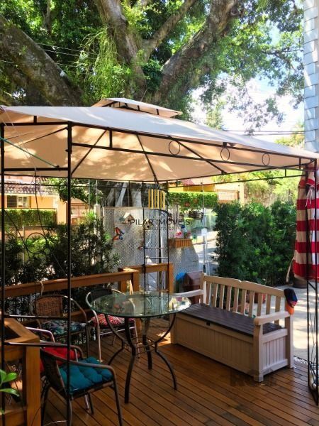 Casa em Porto Alegre, no bairro Tristeza, com 3 dormitório(s), e 3 banheiros, à 