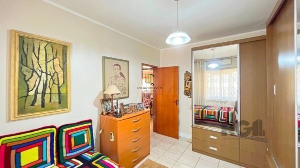 Casa em Porto Alegre, no bairro Nonoai, com 4 dormitório(s), à venda.