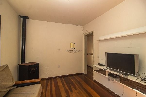 Casa em Porto Alegre, no bairro Vila Nova, com 6 dormitório(s), e 6 banheiros, à