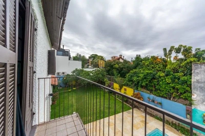 Belíssima casa de esquina, em estilo colonial com 277m2 de área privativa, terreno com 1014m2, 4 dormitórios e 3 suítes.