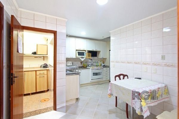 Casa em Porto Alegre, no bairro Tristeza, com 3 dormitório(s), e 3 banheiros, à 