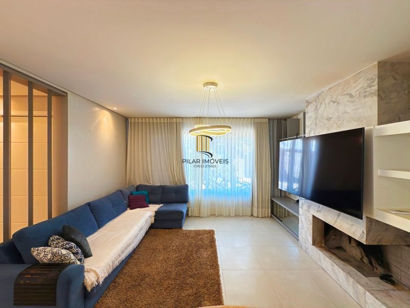 Casa térrea em condomínio fechado com 3 suítes.