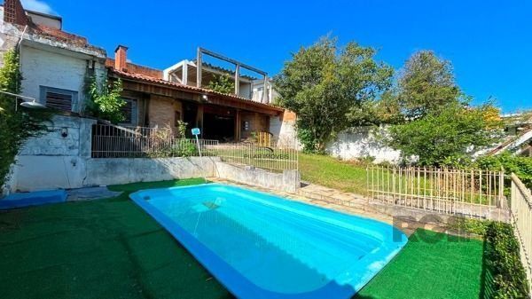 Casa em Porto Alegre, no bairro Tristeza, com 4 dormitório(s), à venda.