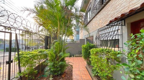 Casa para Venda - 240m², 4 dormitórios, 3 vagas - Nonoai