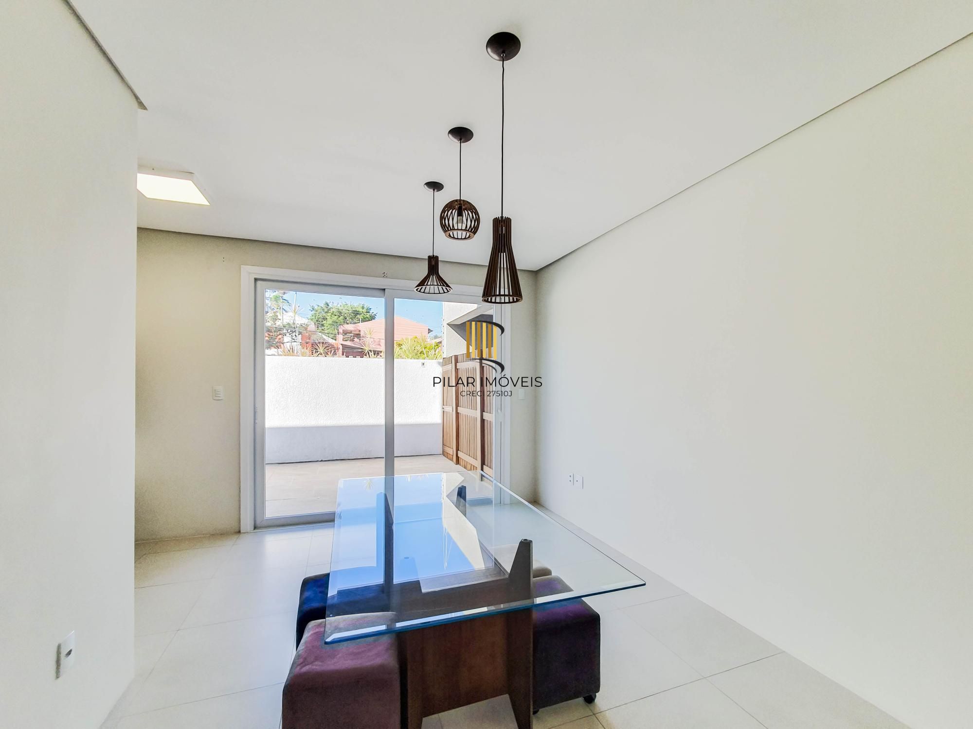 Linda casa Térrea em Condomínio, 3 suítes, 3 vagas cobertas, pátio com Piscina!