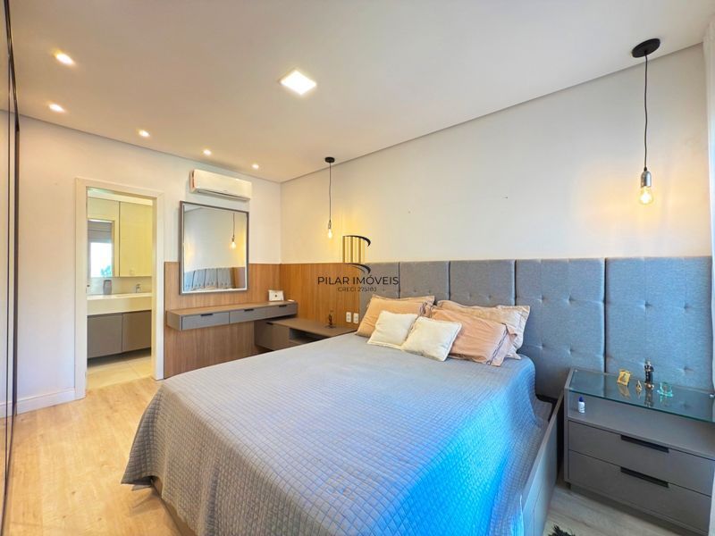 Casa térrea em condomínio fechado com 3 suítes.