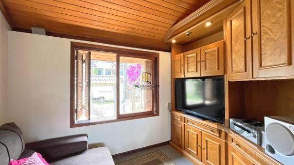 Casa em Porto Alegre, no bairro Ipanema, com 3 dormitório(s), à venda.