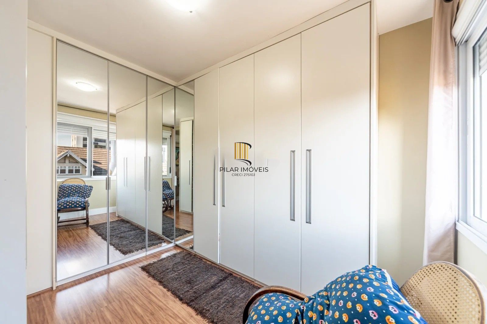 Belíssima casa em condomínio com 218,3m² com 4 dorm., 2 suítes e 2 vagas. Situada no charmoso Residencial Terra Mater.