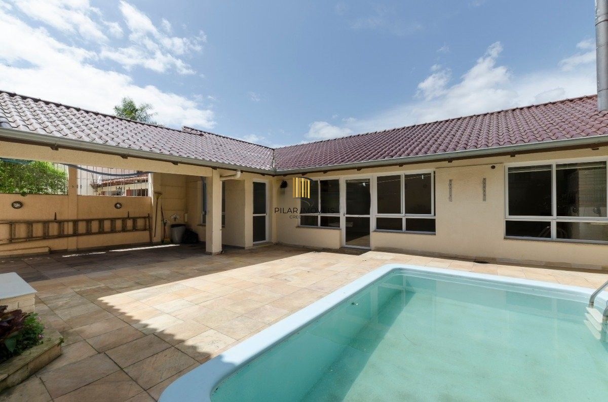 Excelente residência térrea com 272m² de área privativa, com 4 domritórios e 6 vagas de garagem, localizada no bairro Vila Assunção. - Pilar Imóveis