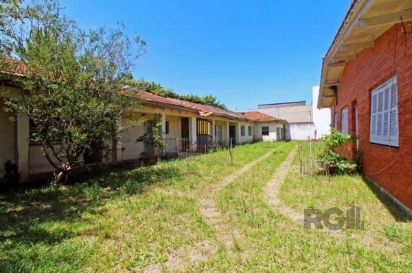 Casa em Porto Alegre, no bairro Ipanema, com 6 dormitório(s), à venda.