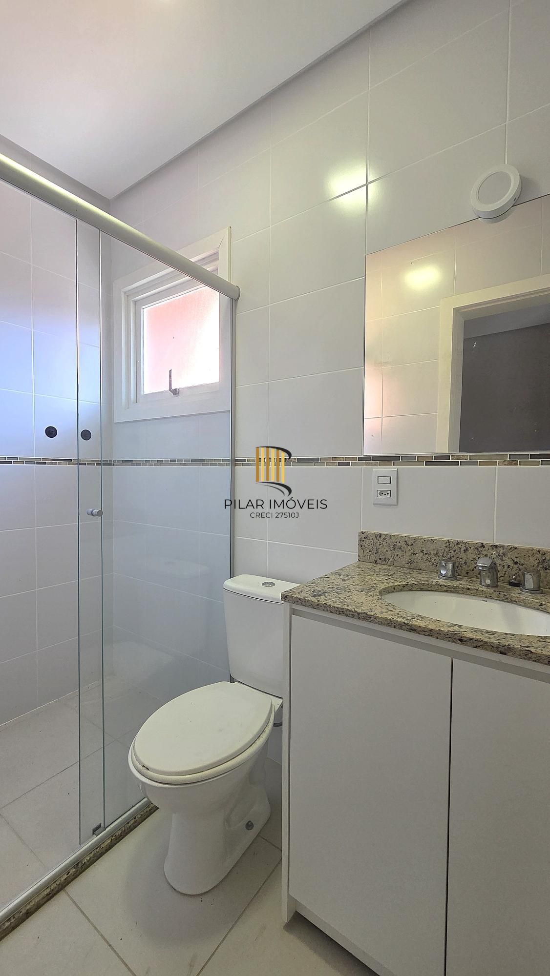 Excelente casa em condomínio fechado, com 252 m² de área privativa, com 4 dormitórios, 1 suíte e 2 vagas de garagem.