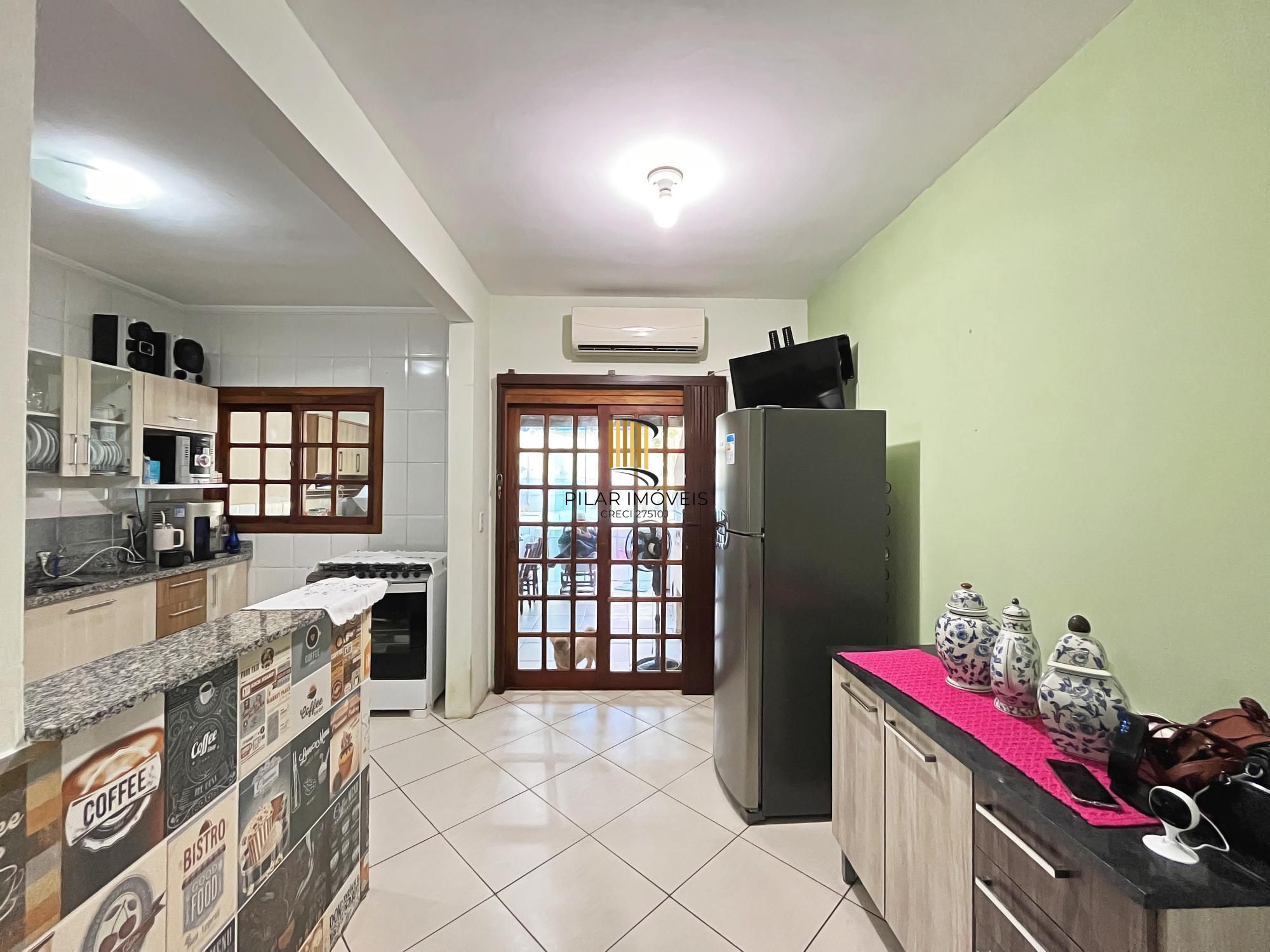 Residência com 4 dormitórios sendo 1 suites no Bairro Guarujá.