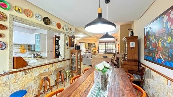 Casa em Porto Alegre, no bairro Ipanema, com 3 dormitório(s), e 3 banheiros, à v