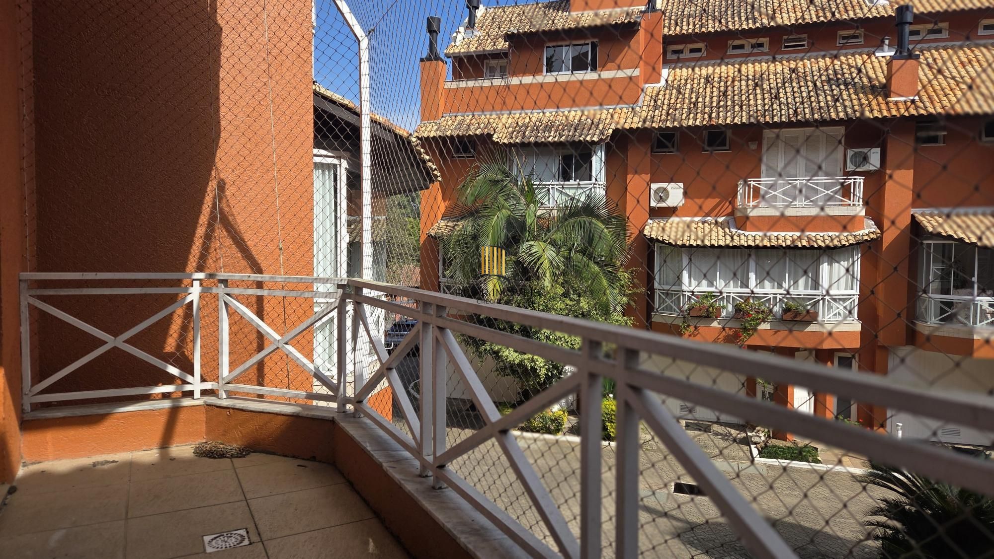 Excelente casa em condomínio fechado, com 252 m² de área privativa, com 4 dormitórios, 1 suíte e 2 vagas de garagem.