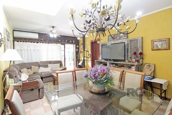 Casa em Porto Alegre, no bairro Floresta, com 3 dormitório(s), e 3 banheiros, à