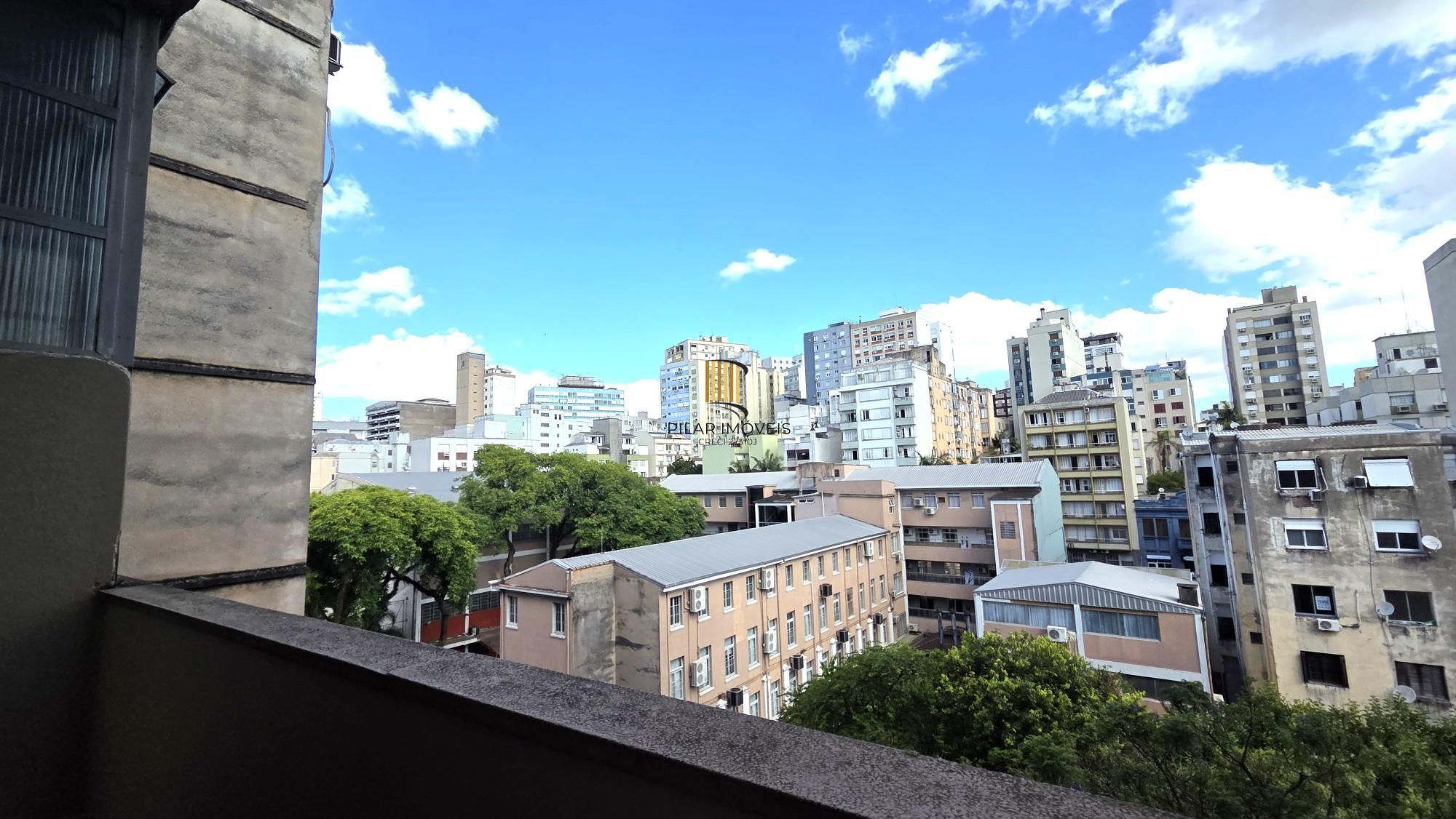 Excelente apartamento semi mobiliado com 87m2 e 2 dormitórios.