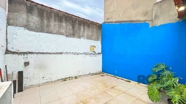 Casa em Porto Alegre, no bairro Hípica, com 2 dormitório(s), e 2 banheiros, à ve