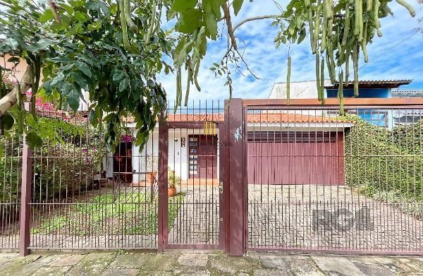 Casa em Porto Alegre, no bairro Guarujá, com 3 dormitório(s), à venda.